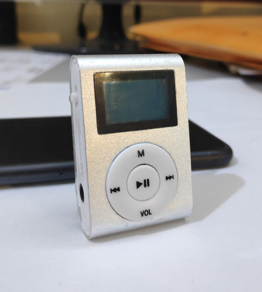 Personal Mp3 Music Player Kit with 8GB Card, Earpod, Card Reader & Case